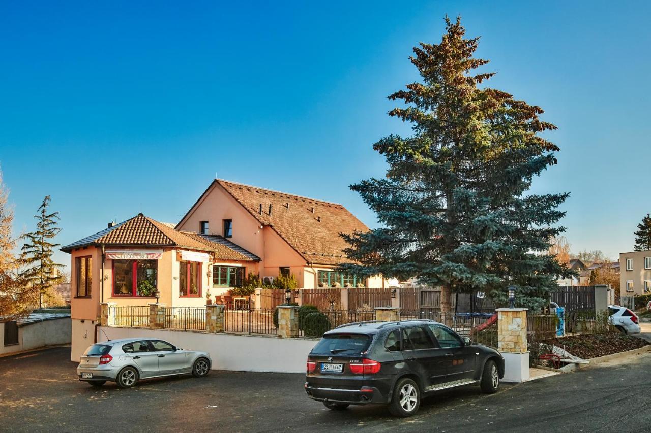 Penzion Al Capone Mnisek Mnisek pod Brdy Exterior photo